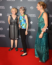 Regisseurin Claire Denis (li.) mit Kamerafrau Agnes Godard zu Gast bei der Premiere ihres Filmes "Un beau soleil intérieur"), hier mit Festivalleiterin Diana Iljine (re.) (©Foto: Martin Schmitz)